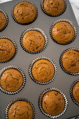 Mutfak tezgahında taze pişmiş zencefilli çörekler..