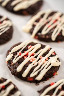 Taze pişmiş çikolatalı kurabiyeler ve üzerine nane şekeri serpiştirilmiş beyaz çikolata..