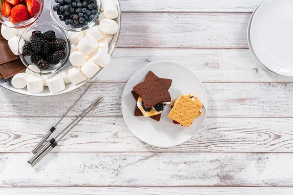 Výroba Mores Domácí Čokoládové Sušence Tvaru Hvězdy Opečeným Marshmallow Ovocem — Stock fotografie