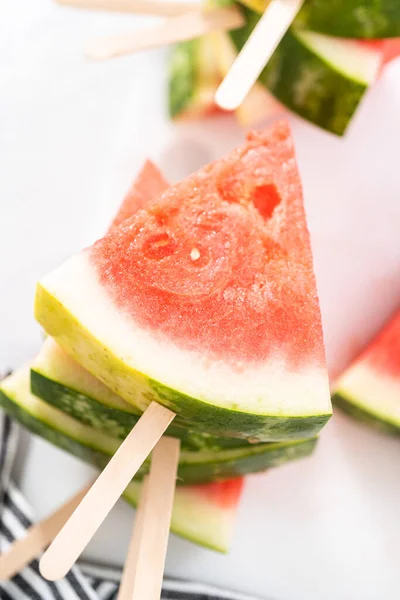 Skivning Mogna Röd Vattenmelon För Att Förbereda Chili Lime Vattenmelon — Stockfoto