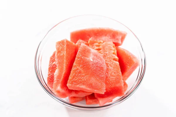 Skär Mogen Röd Vattenmelon För Att Förbereda Fryst Vattenmelon Margarita — Stockfoto