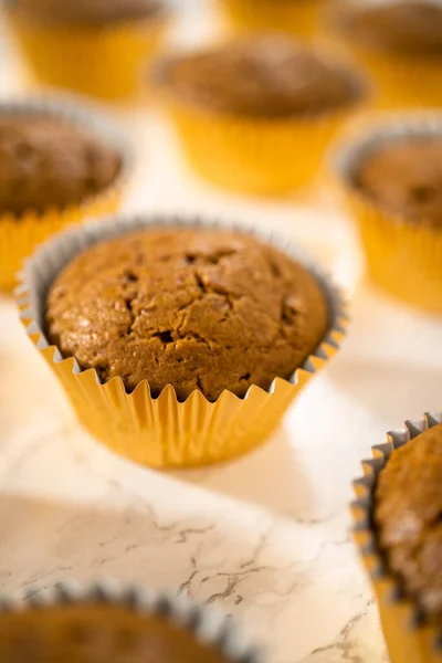 Enfriar Cupcakes Pan Jengibre Recién Horneados Mostrador Cocina — Foto de Stock