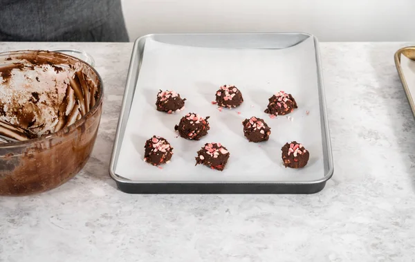 Çikolatalı Kurabiye Hamuru Hamur Kepçesiyle Naneli Kurabiye Pişirmek — Stok fotoğraf
