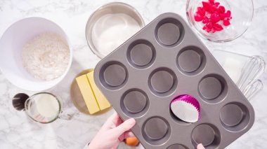 Düz yatıyordu. Adım adım. Kırmızı kadife kek pişirmek için..