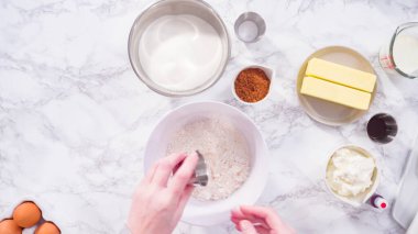 Düz yatıyordu. Adım adım. Kırmızı kadife kek pişirmek için kuru malzemeler karıştırıyorum..