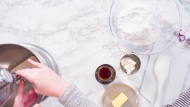 Düz yatıyordu. Adım adım. Krem peynirli krema hazırlamak için mutfak mikserinin malzemelerini karıştırıyorum..