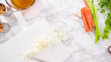 Vejetaryen fasulye çorbası pişirmek için sebzeleri doğramak..