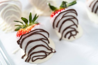 Beyaz ve siyah çikolata soslu çilek tezgahında..