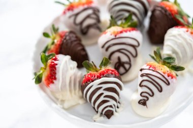 Beyaz ve siyah çikolata soslu çilek tezgahında..