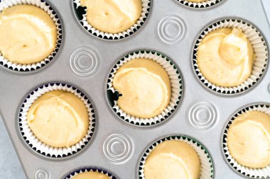 Mardi Gras vanilyalı kek pişirmek için folyolu kek dilimli vanilyalı kek hamuru..