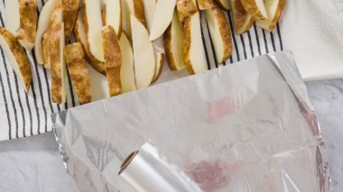 Düz yatıyordu. Adım adım. Fırında pişirmek için zeytinyağı ve baharatlı patatesler hazırlıyorum..