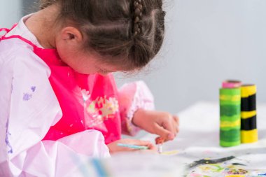 Evde eğitim görürken tuvalet kağıdı rulolarından farklı böcekler yapmak..