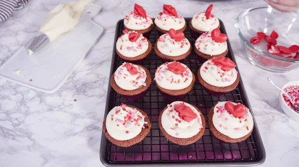 Adım adım. Süslü kırmızı kadife kekler çikolata kalpler ve öpücüklerle.