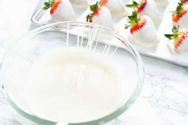 Witte Pure Chocolade Gedopte Aardbeien Maken — Stockfoto