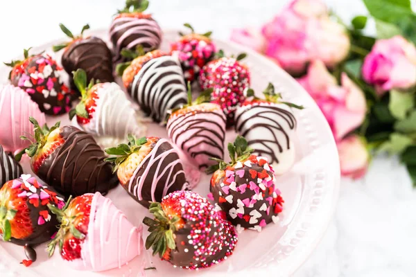 Různé Jahody Namočené Čokoládě Růžovém Stojanu — Stock fotografie