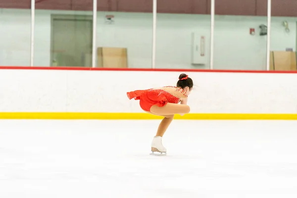 스케이트장에서 스케이팅 연습하는 — 스톡 사진
