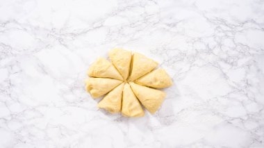 Düz yatıyordu. Adım adım. Ev yapımı çörekler pişirmek için ekmek hamuru bölüştürüyorum..