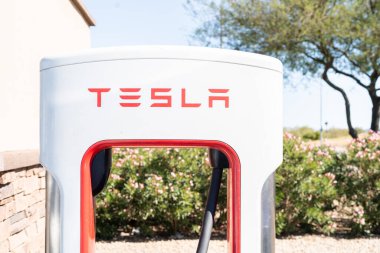 Las Vegas, Kaliforniya, ABD-16 Ekim 2021 - Tesla gün boyunca süperşarj istasyonu.