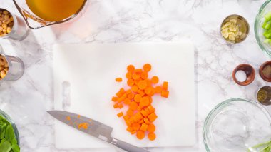 Vejetaryen fasulye çorbası pişirmek için sebzeleri doğramak..