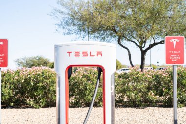 Las Vegas, Kaliforniya, ABD-16 Ekim 2021 - Tesla gün boyunca süperşarj istasyonu.
