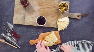 Düz yatıyordu. Büyük bir peynir tahtası için tahtanın üzerinde gurme peynir, kraker ve meyve düzenlemek.