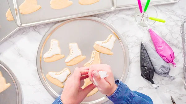 平置きだ 白い色のロイヤルアイシングとアイススケート形の砂糖クッキーを飾る — ストック写真