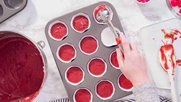 Плоский лежал. Шаг за шагом. Сбор кексовое тесто в фольгу кексы чашки, чтобы испечь красный бархатный кексы.