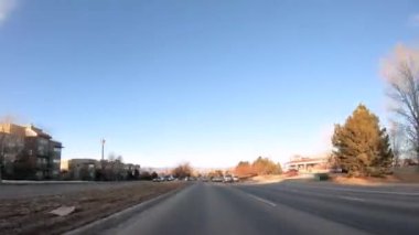 Denver, Colorado, ABD-13 Ocak 2020 - Amerika 'nın banliyölerinde tipik asfalt yollarda sürüş.