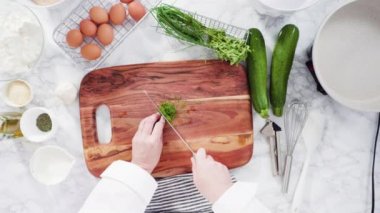 Küçük bir tavada zeytinyağlı kabaklı kek yapıyorum..