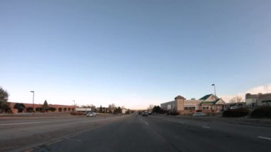 Denver, Colorado, ABD-13 Ocak 2020 - Amerika 'nın banliyölerinde tipik asfalt yollarda sürüş.