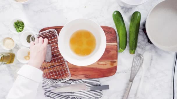 Göra Zucchini Kakor Olivolja Liten Stekpanna — Stockvideo