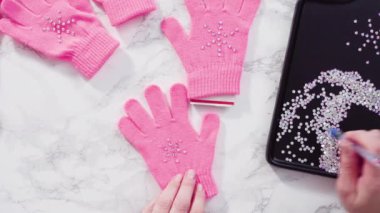 Düz yatıyordu. Kar tanesi şekilli eldiven takan pembe çocuk eldiveni.