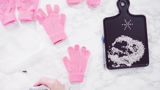 Leżeć Płasko Rhinestone Różowe Rękawiczki Dla Dzieci Kształtami Płatków Śniegu — Wideo stockowe