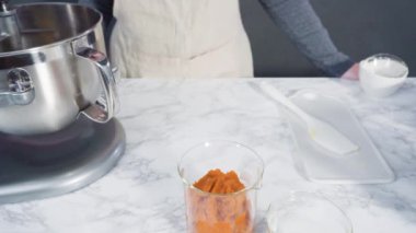 Şekerli balkabağı baharatlı kek yapıyorum..