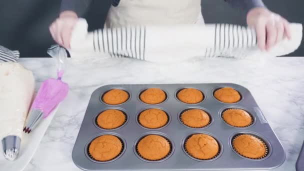 Göra Pumpa Krydda Cupcake Med Strössel — Stockvideo