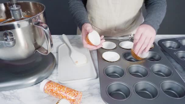 用洒水制作南瓜调味杯蛋糕 — 图库视频影像