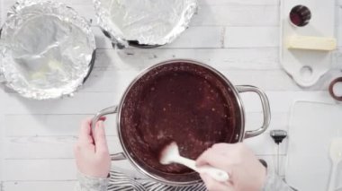 Basit çikolatalı şekerlemeler yapmak için yemek kabındaki malzemeleri karıştırıyorum..