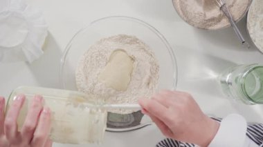 Modern mutfakta tarçınlı rulo yapıyorum.