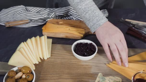Büyük Bir Peynir Tahtası Için Tahtanın Üzerinde Gurme Peynir Kraker — Stok video
