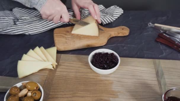 Büyük Bir Peynir Tahtası Için Tahtanın Üzerinde Gurme Peynir Kraker — Stok video