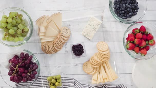 Ordna Gourmetost Kex Och Frukt Bräda För Stor Ostbräda — Stockvideo