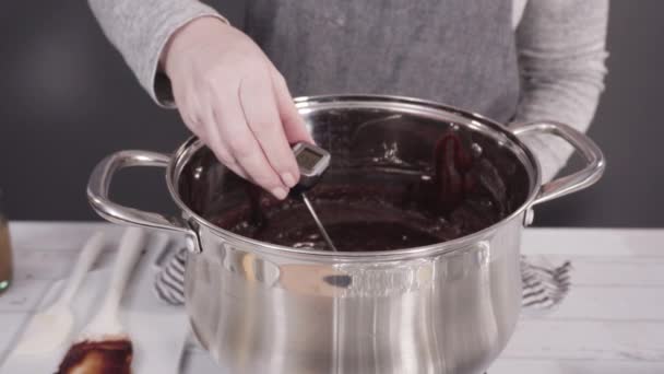 把配料混合在锅里 做成简单的巧克力软糖 — 图库视频影像