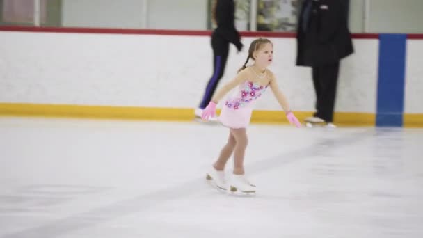 Klein Meisje Oefenen Kunstschaatsen Een Indoor Schaatsbaan — Stockvideo