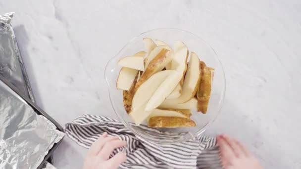 Cortando Batatas Fritas Cunhas Com Azeite Especiarias Para Assar Forno — Vídeo de Stock