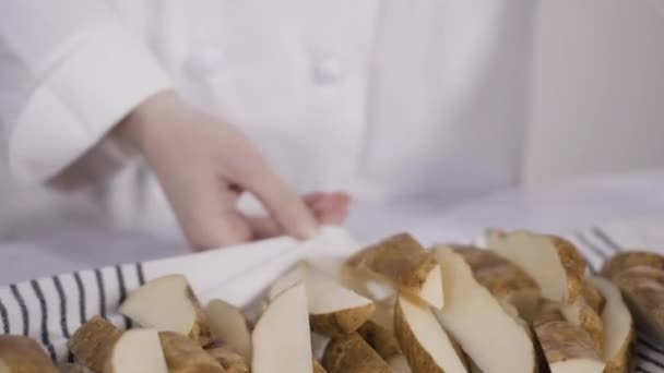 Aardappelen Partjes Snijden Met Olijfolie Specerijen Oven Bakken — Stockvideo