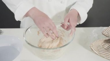 Modern mutfakta tarçınlı rulo yapıyorum.