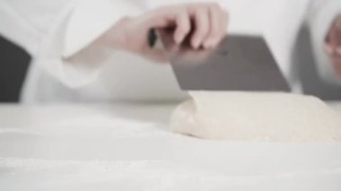 Modern mutfakta tarçınlı rulo yapıyorum.