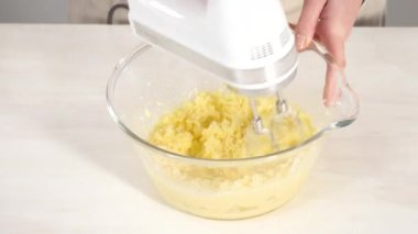 Kırmızı kadife kek hazırlamak için karıştırma kabındaki malzemeleri karıştırıyorum..