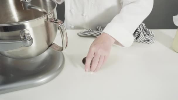 Kaneelbroodjes Maken Moderne Keuken — Stockvideo