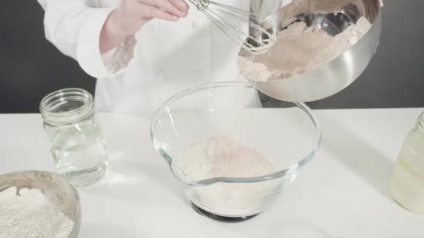 Робимо Коричневі Рулони Сучасній Кухні — стокове відео